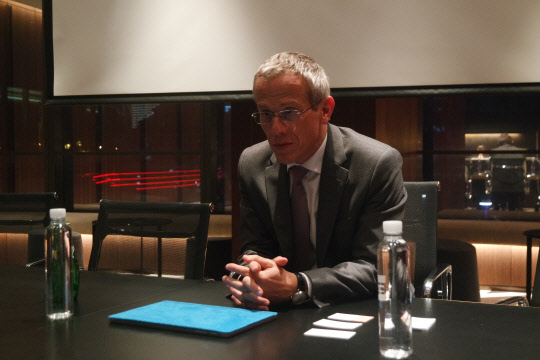 8일 중국 상하이 W상하이-더번드 호텔에서 올리비에 리베 다쏘시스템 산업총괄 부사장이 인터뷰에 임하고 있다.